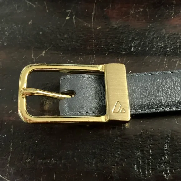 Liz Claiborne gray smooth leather belt with gold tone logo buckle - Picture 7 of 7